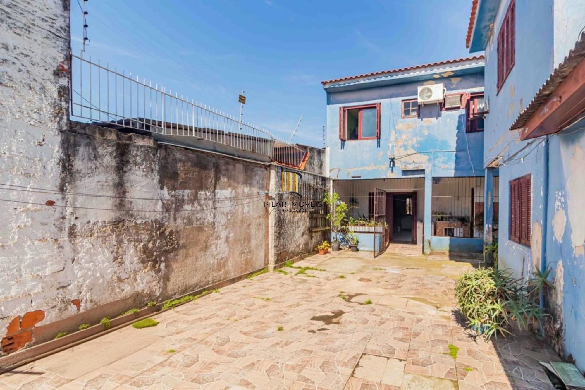 Casa com 4 quartos, 1 suíte , vaga de garagem e churrasqueira à venda em Sarandi.