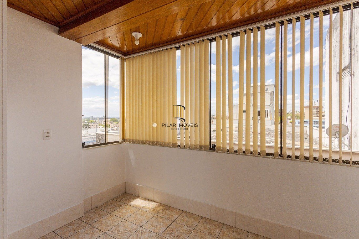 Cobertura com 4 quartos, 1 suíte e 2 vagas no bairro Passo da Areia.