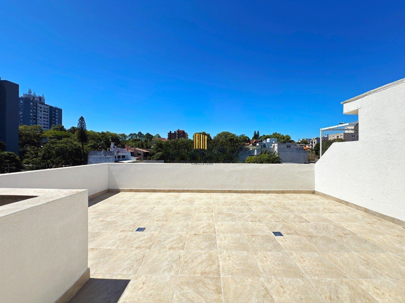 Cobertura com 2 quartos, vaga, elevador e churrasqueira  no bairro Cristal.