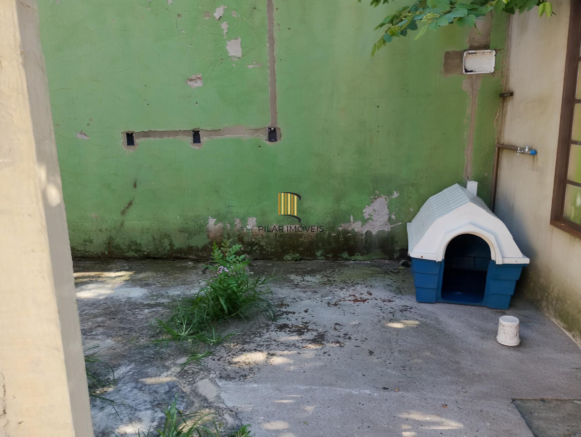 Casa com 3 quartos, 4 vagas de garagem e com pátio no bairro Parque Santa Fé