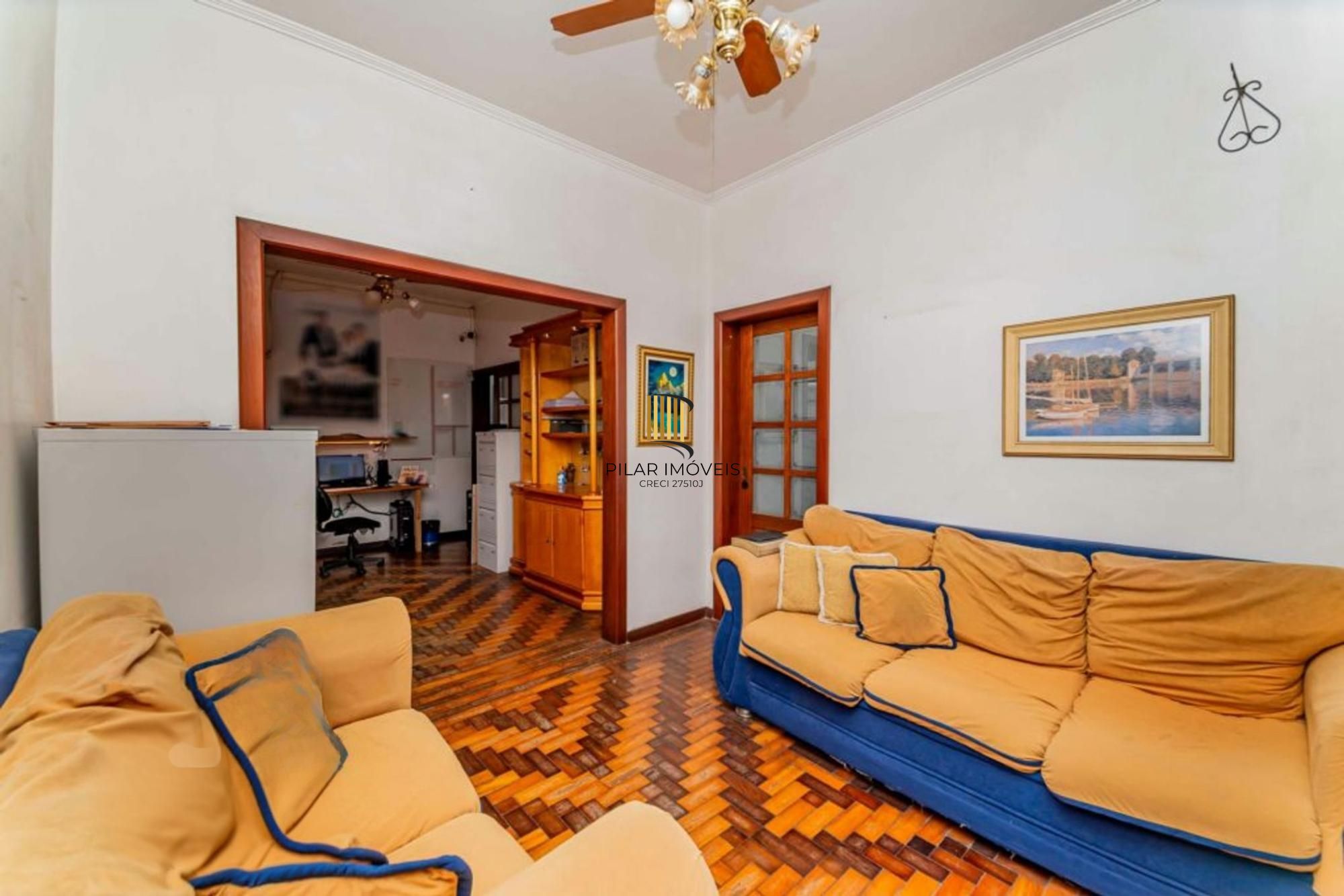 Casa de 3 quartos, churrasqueira, terraço, 2 vagas no bairro Glória.