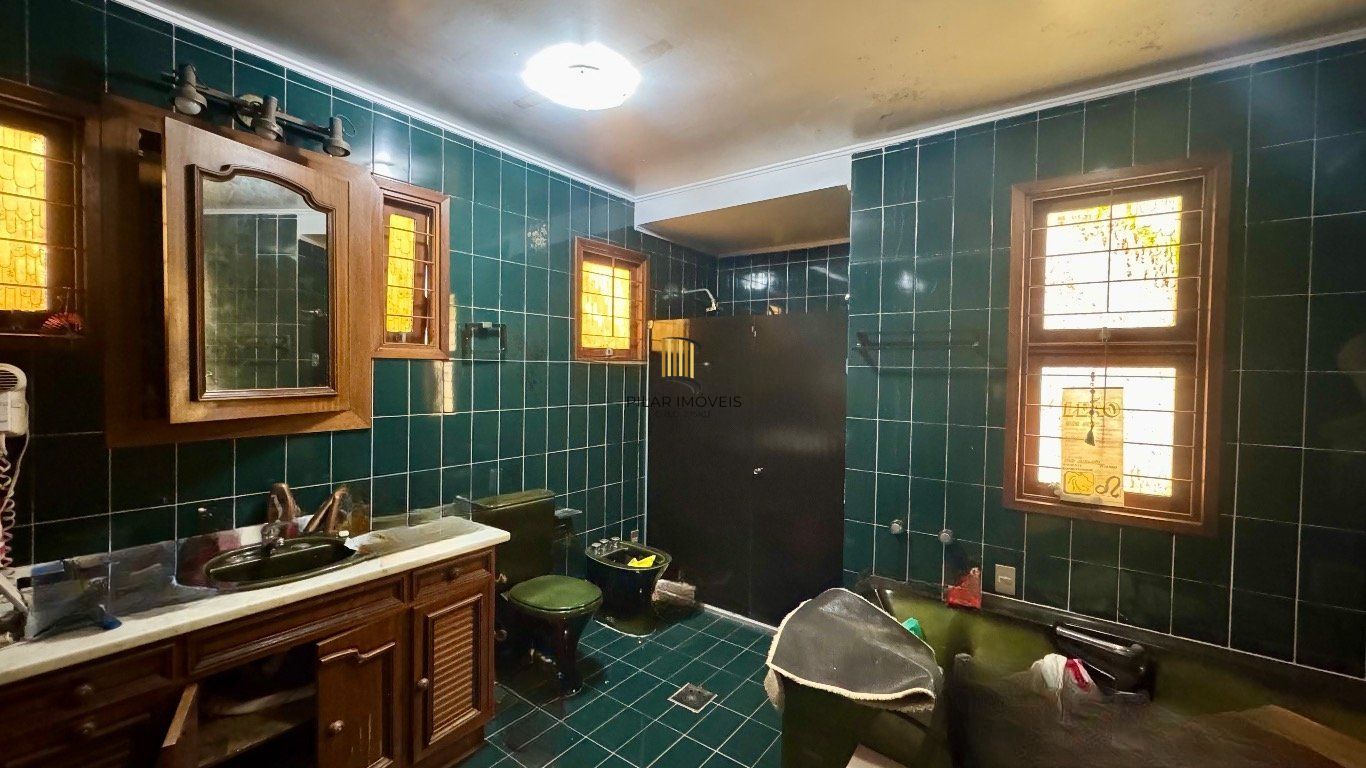 Casa com 350m², 4 quartos, 2 Suítes à venda em Azenha, Porto Alegre.