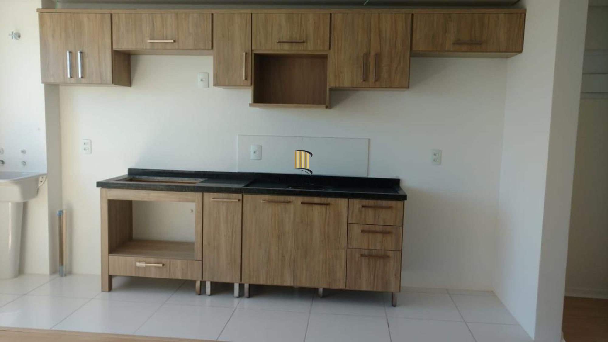 Apartamento de 2 dormitórios, elevador e 1 vaga de garagem.