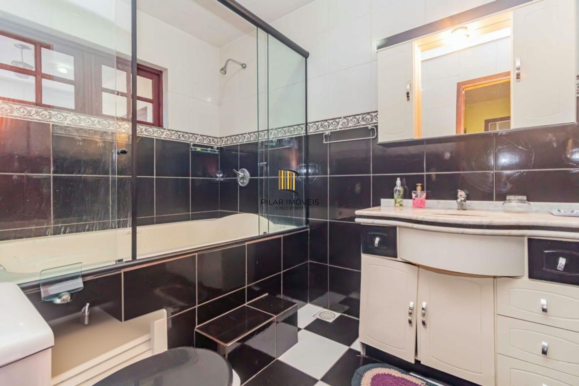 Casa com 4 quartos, 1 suíte , vaga de garagem e churrasqueira à venda em Sarandi.