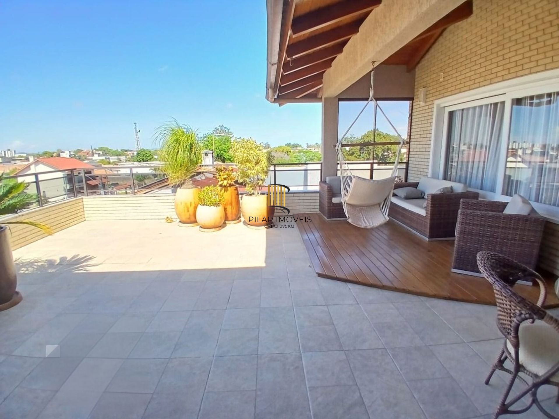 Cobertura com 4 quartos, 1 suíte, 4 vagas e elevador no bairro Igara Canoas.