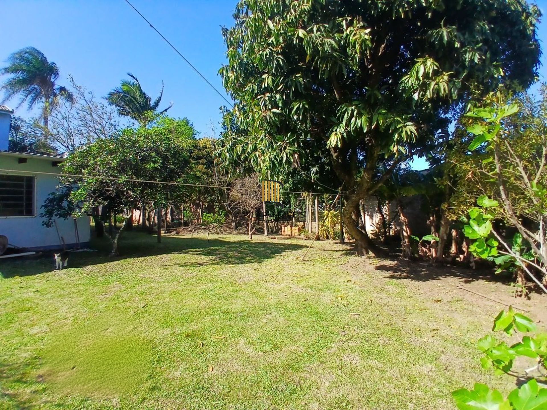 Casa com 3 dormitótrios, piscina e 2 vagas de garagem em Canoas.