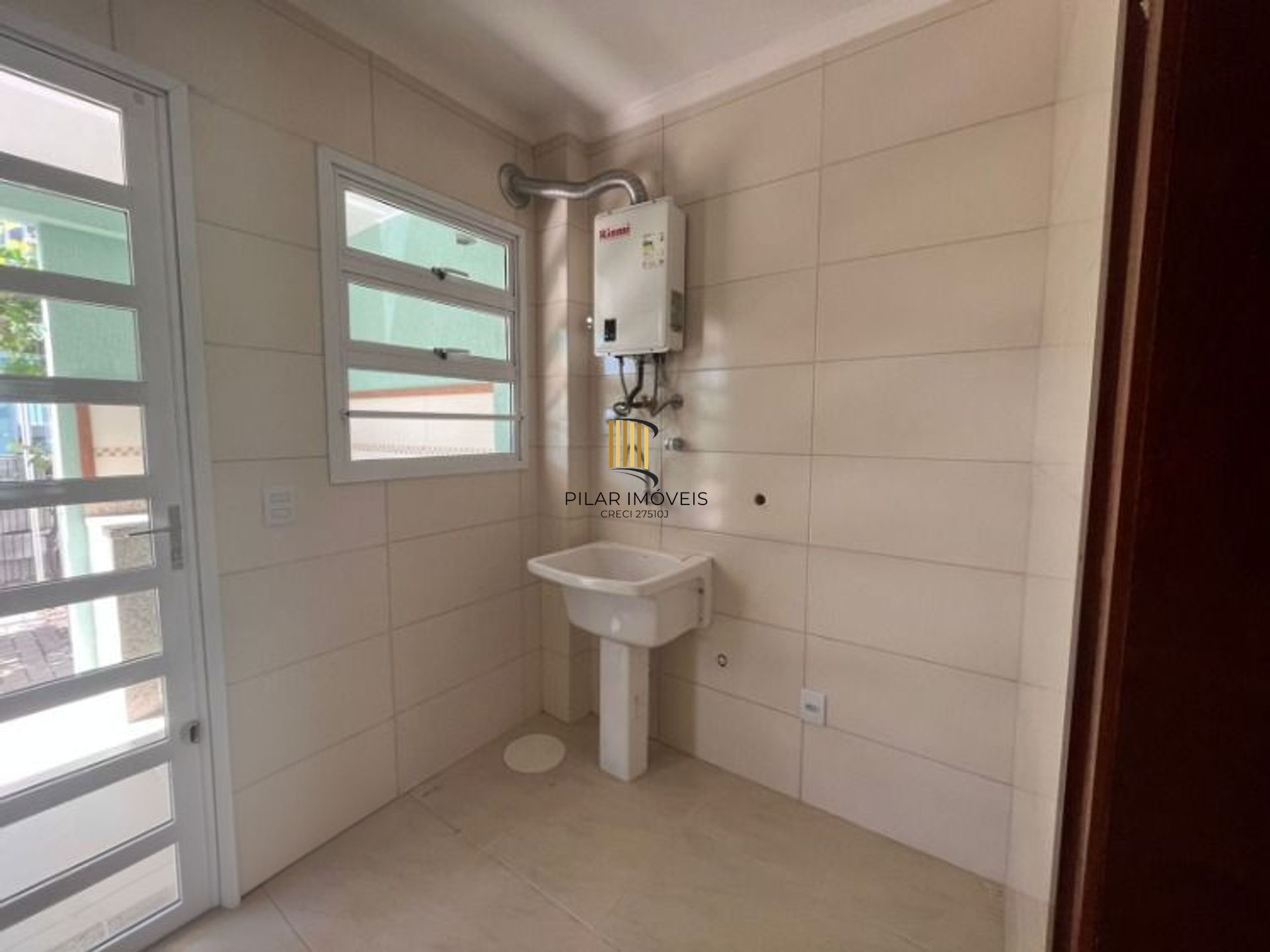 Casa de 2 dormitórios e 2 vagas de garagem em Canoas.