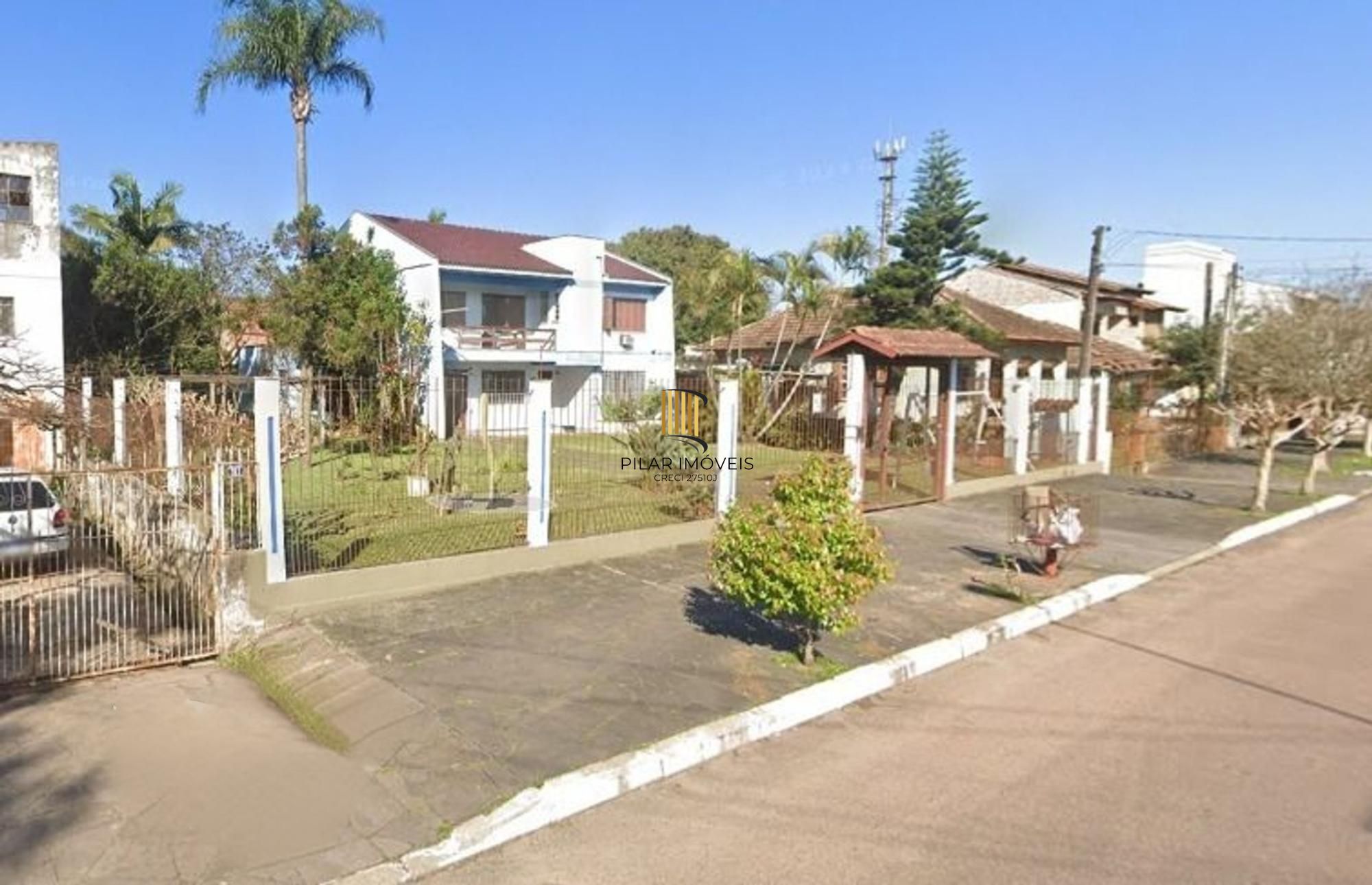 Casa com 3 dormitótrios, piscina e 2 vagas de garagem em Canoas.