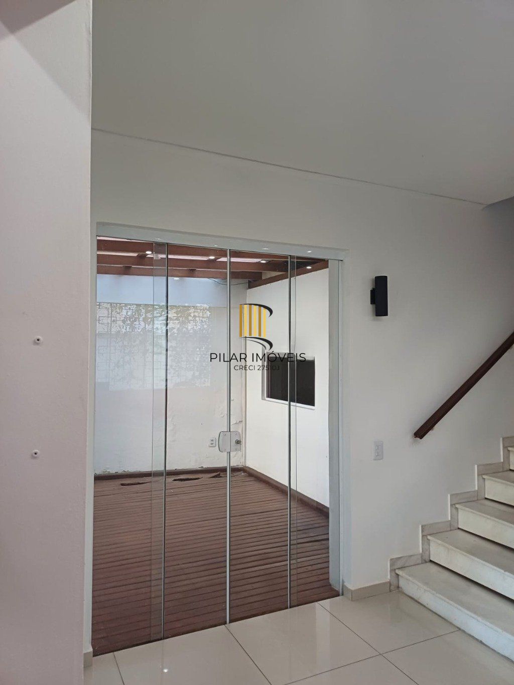 Casa com 3 quartos, 3 banheiros, 300m² e 8 vagas no Menino Deus.