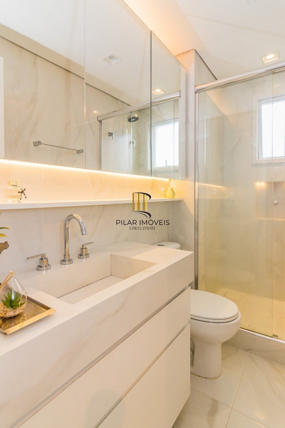 Apartamento com 2 quartos (1 suíte) e 2 vagas de garagem no Bairro Mont Serrat.