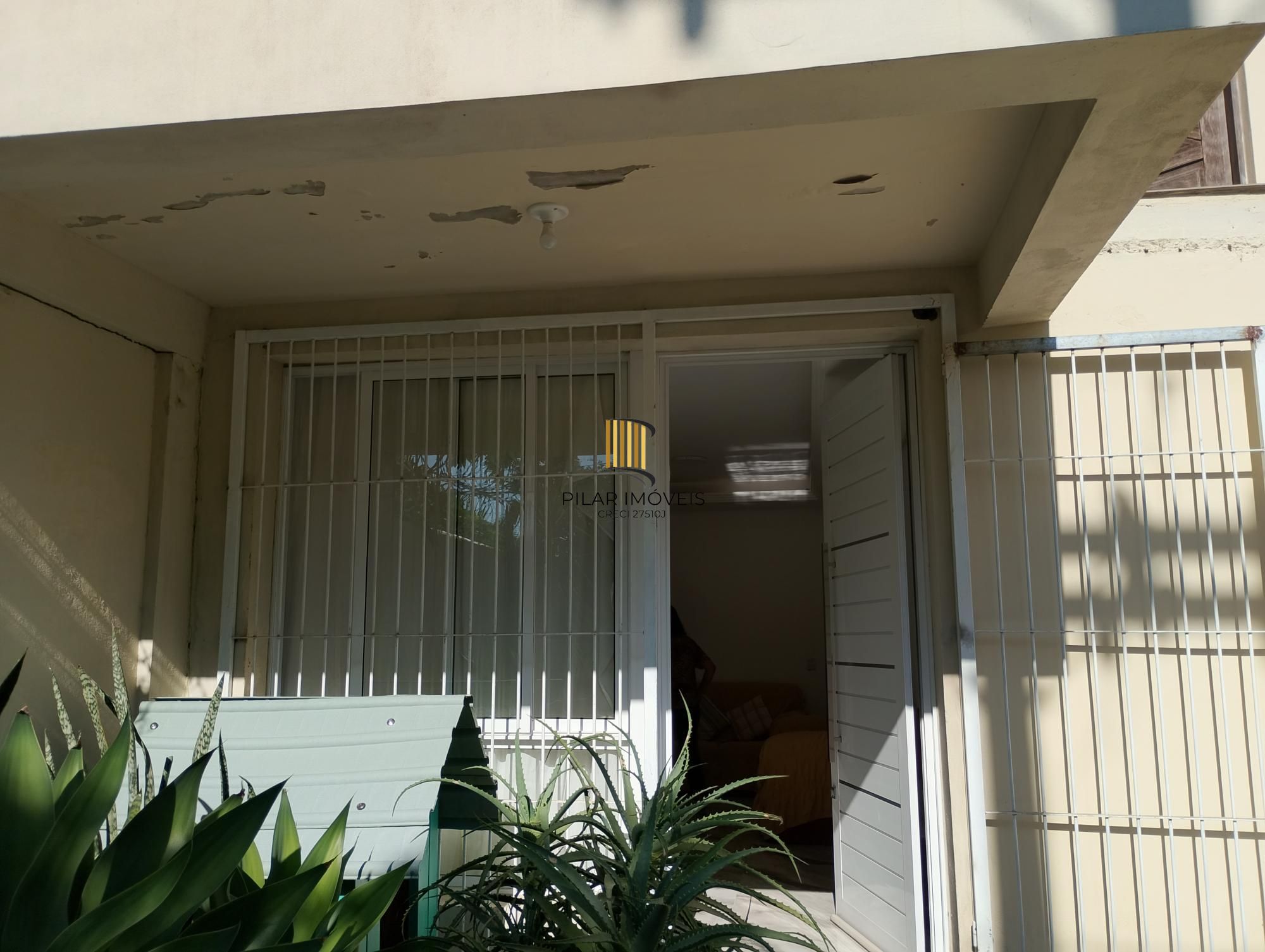 Casa com 3 quartos, 4 vagas de garagem e com pátio no bairro Parque Santa Fé