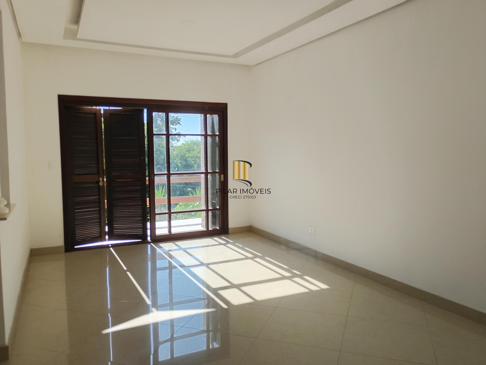 Casa com 3 quartos, 4 vagas de garagem e com pátio no bairro Parque Santa Fé