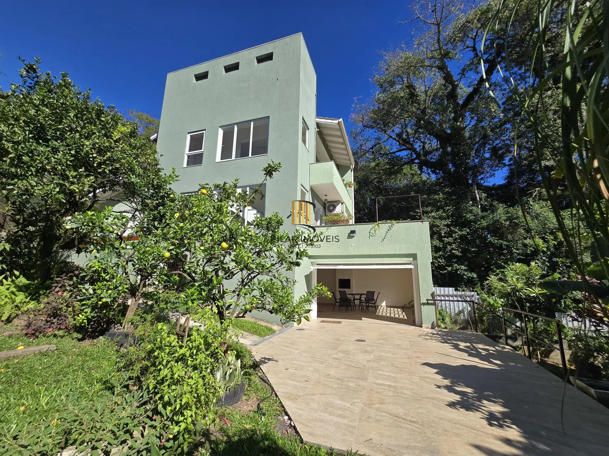 Casa 3 dormitórios, 1 suíte, 4 vagas 210 m² privativos no Belém Novo.