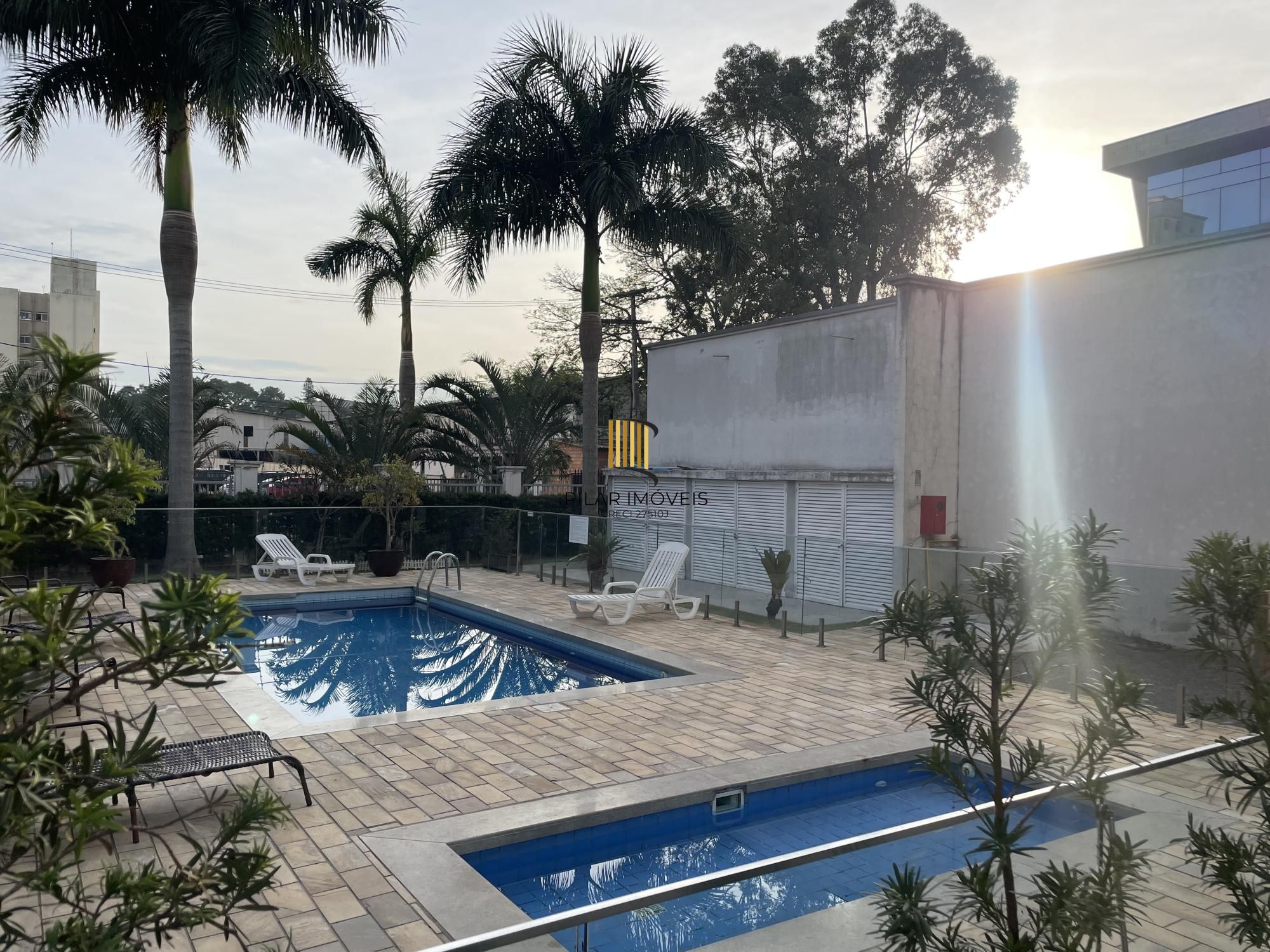 Apartamento mobiliado com 2 dormitórios e 1 vaga de garagem na Rua Sadi Castro.