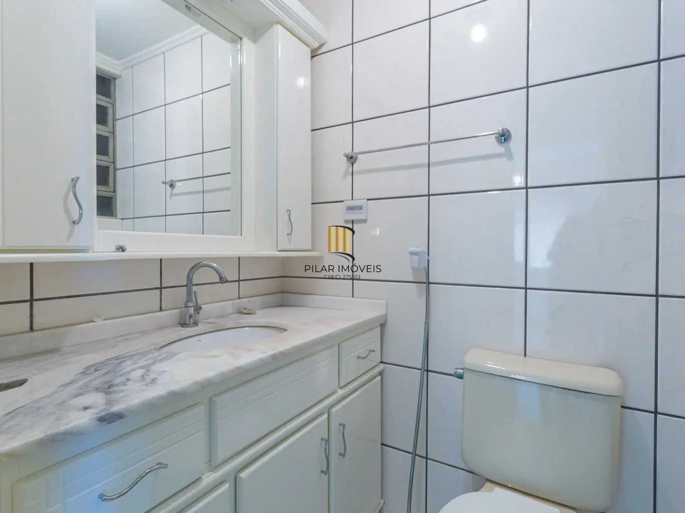Apartamento com 3 dormitórios e 1 vaga de garagem no bairro Azenha.