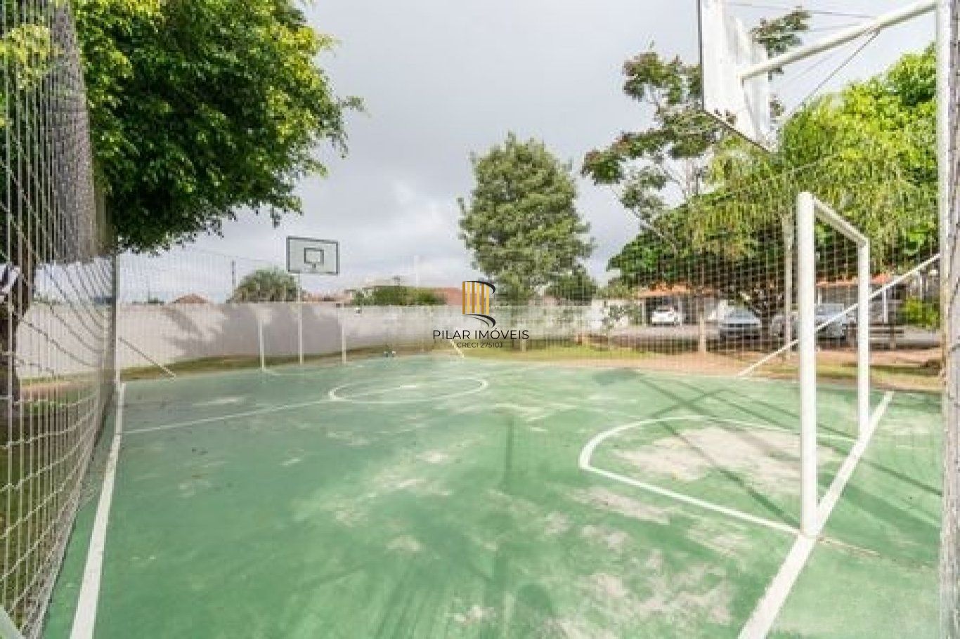 Casa em condomínio com 2 dormitórios, escada e 1 vaga de garagem.