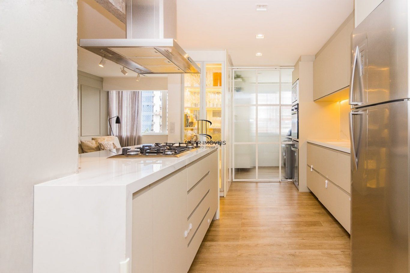 Apartamento com 2 quartos (1 suíte) e 2 vagas de garagem no Bairro Mont Serrat.