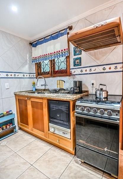 Casa em condomínio fechado de 2 quartos, suíte, 2 vagas no bairro Guarujá