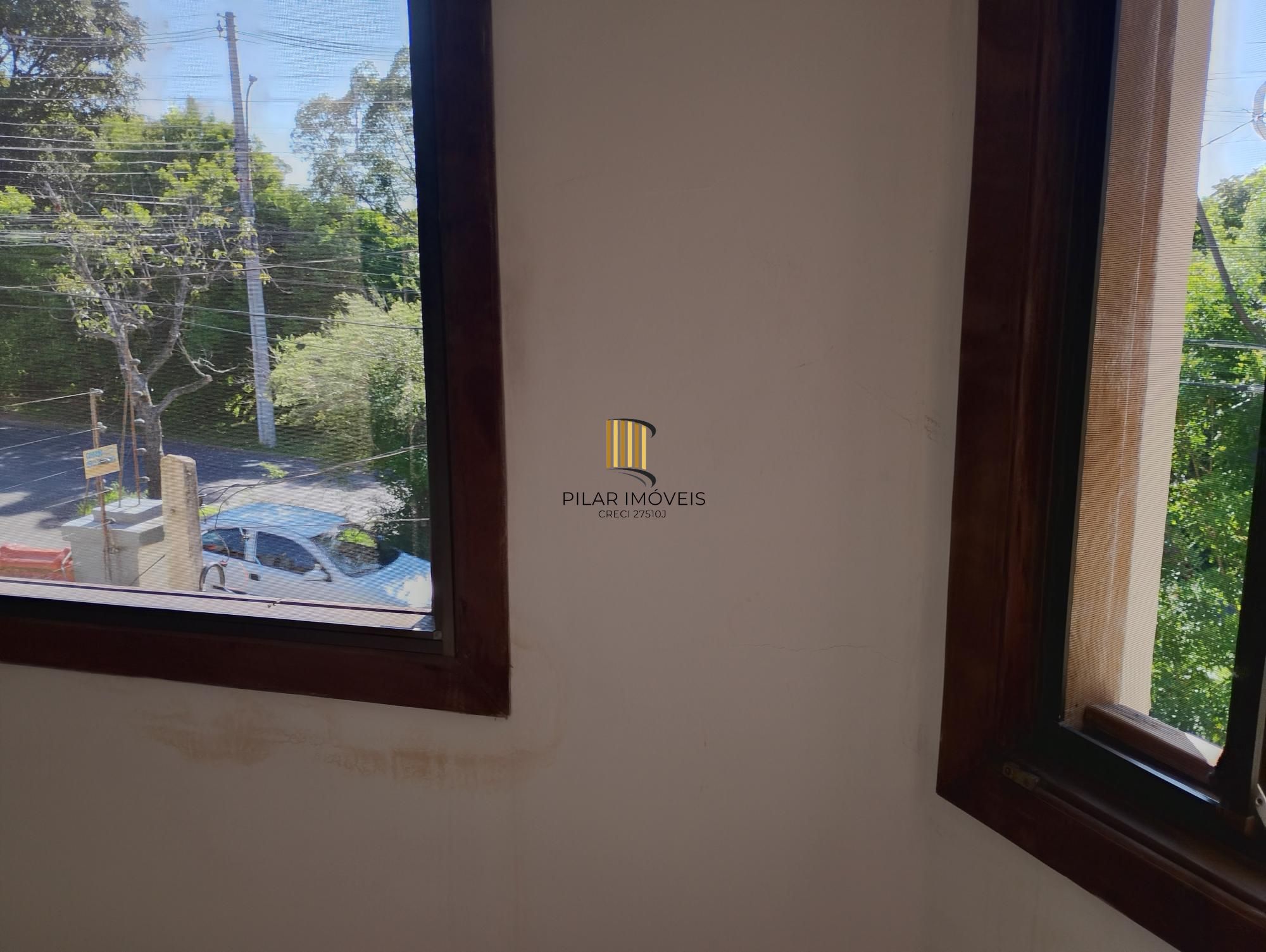 Casa com 3 quartos, 4 vagas de garagem e com pátio no bairro Parque Santa Fé