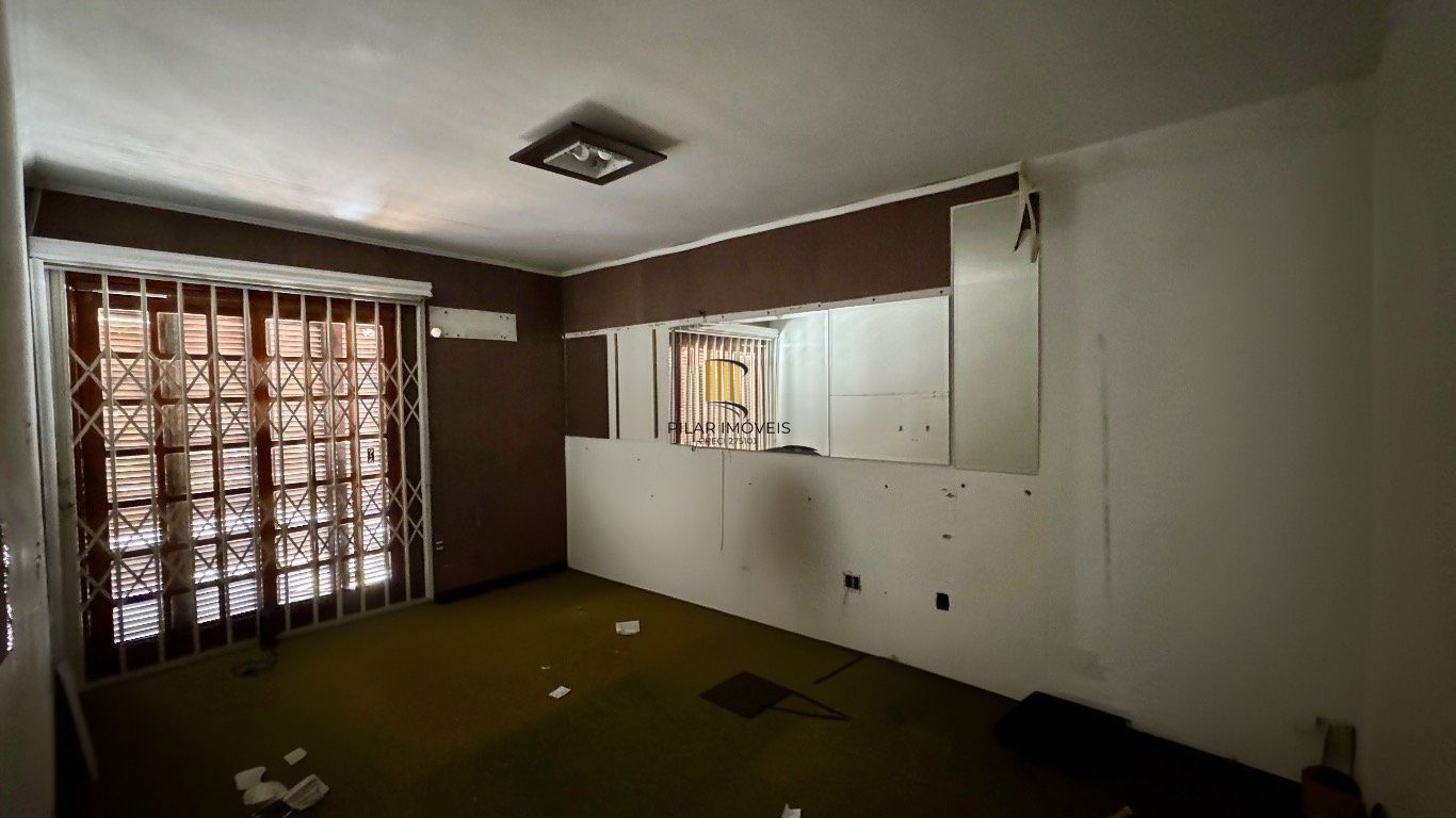 Casa com 350m², 4 quartos, 2 Suítes à venda em Azenha, Porto Alegre.