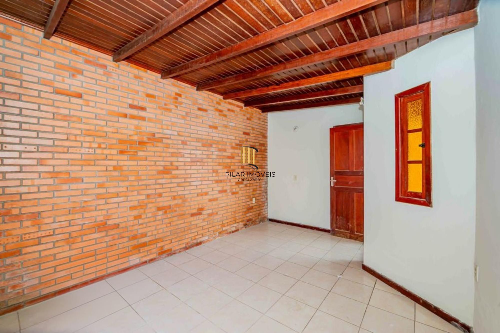 Casa de 2 dormitórios, churrasqueira, pátio, 4 vagas no bairro Ipanema