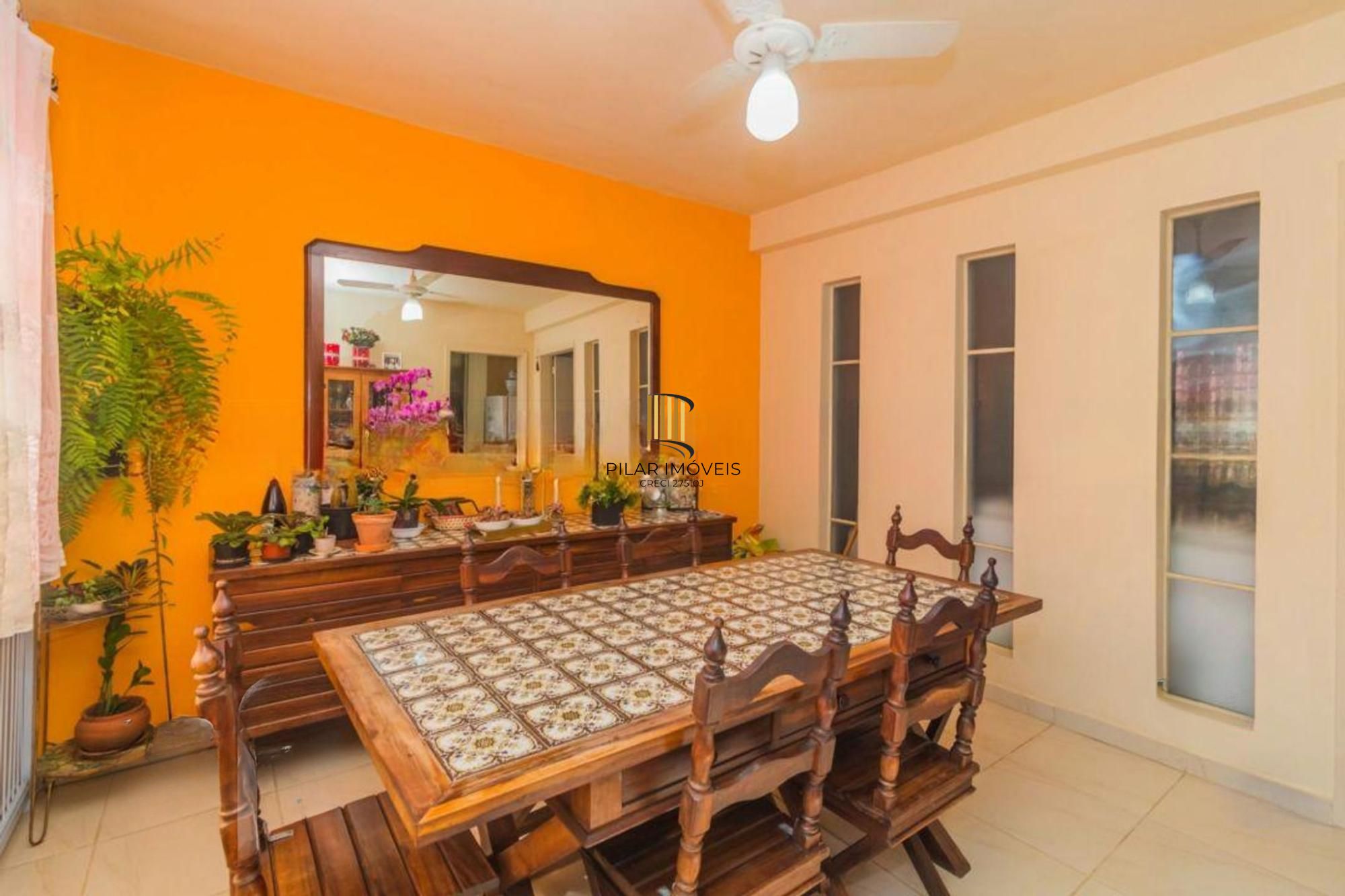 Casa com 255 metros privativos e pátio com piscina no Bairro Higienópolis