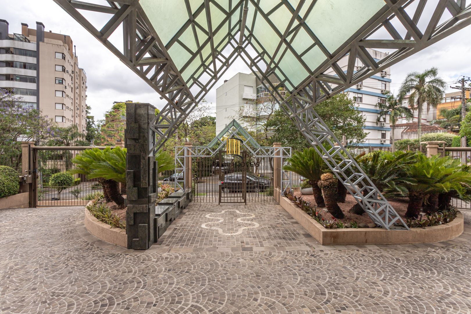 Apartamento de 97m², 2 dormitórios,1suíte, 3 vagas de garagem na rua Guararapes