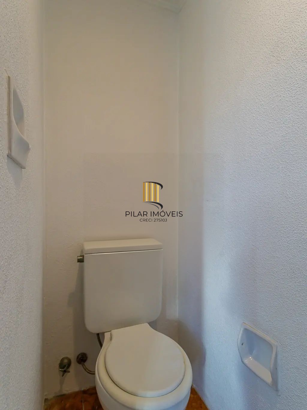 Apartamento com 3 dormitórios e 1 vaga de garagem no bairro Azenha.