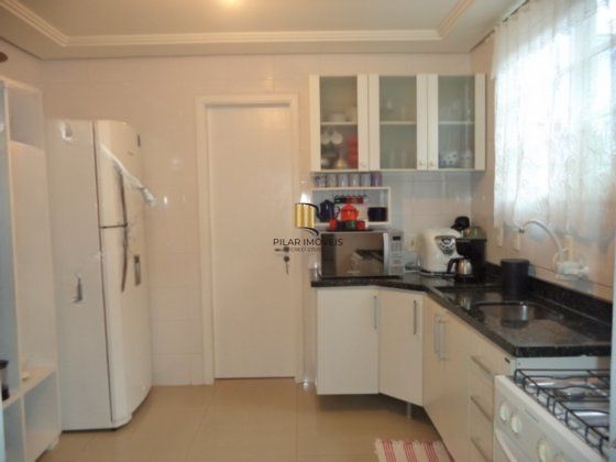 Casa com 4 dormitórios, 1 suíte, 260 m² privativos, 3 vagas no Ecoville.