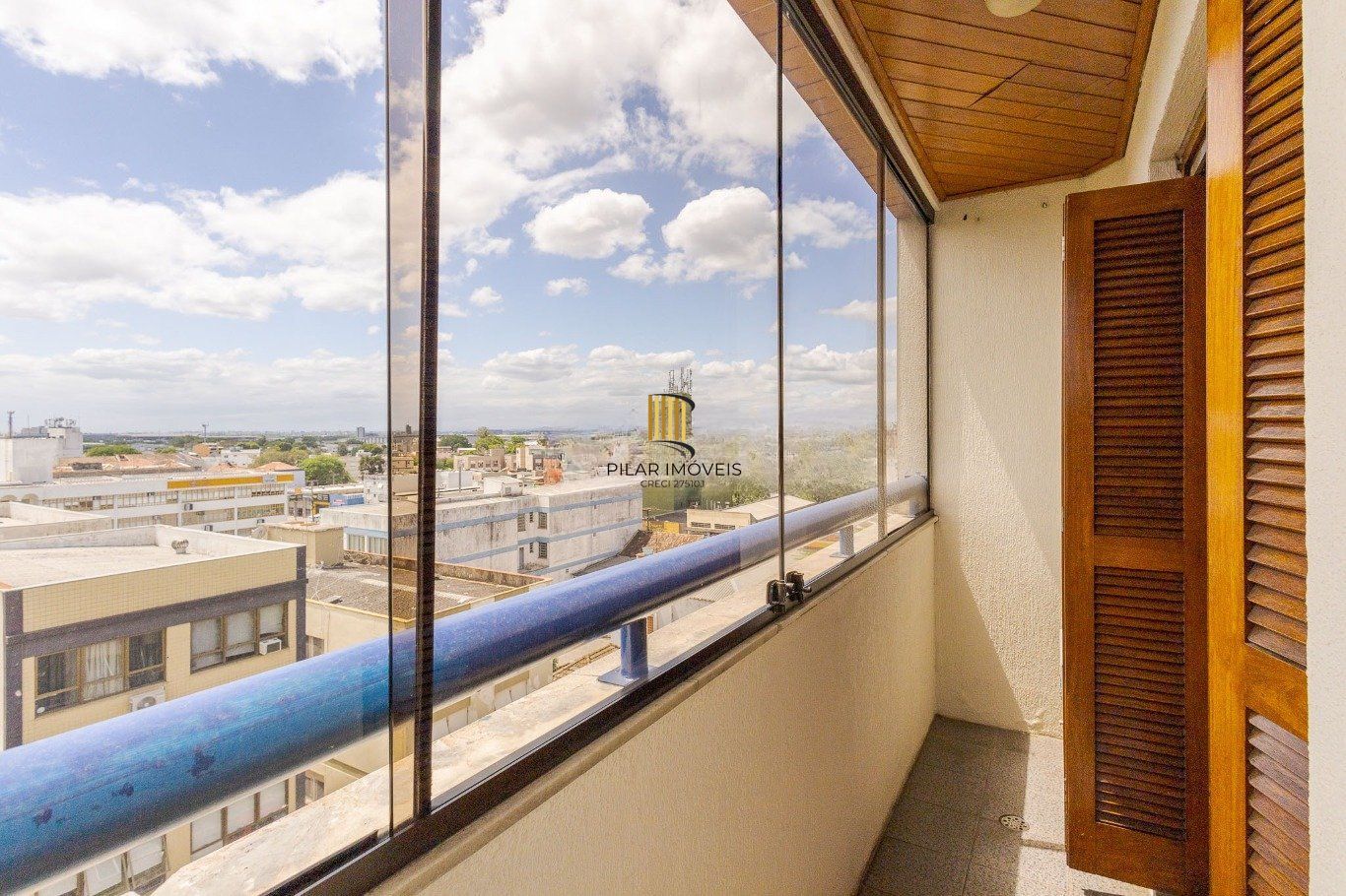 Cobertura com 4 quartos, 1 suíte e 2 vagas no bairro Passo da Areia.