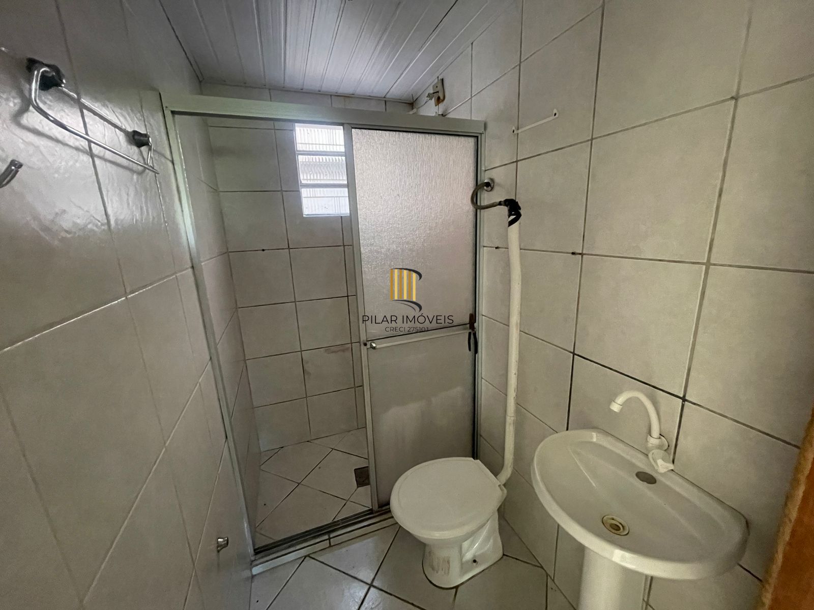 Apartamento térreo com 2 dormitórios no Bairro Parque dos Maias