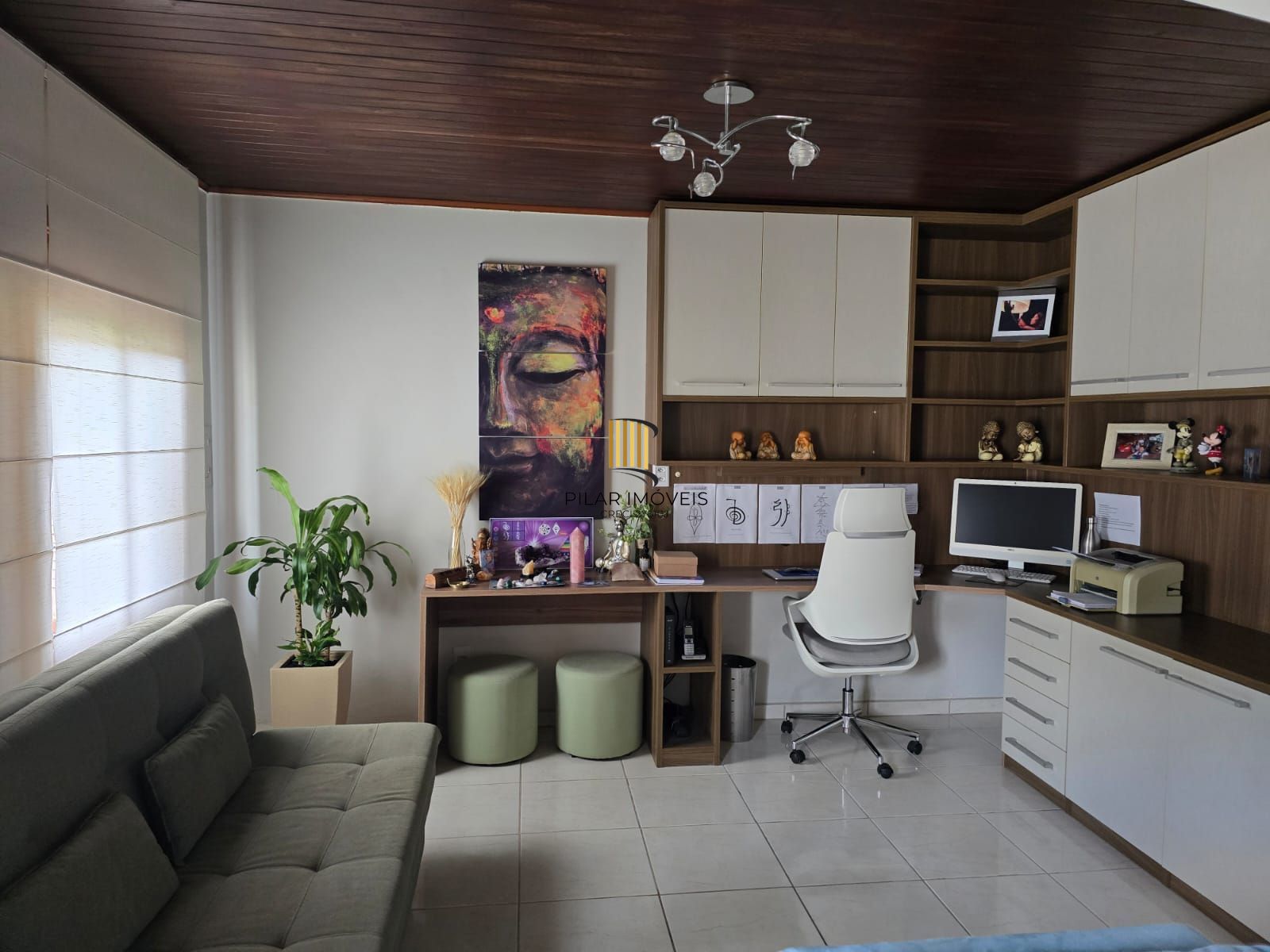 Casa térrea,3 dormitórios e 4 vagas cobertos no Sarandi.