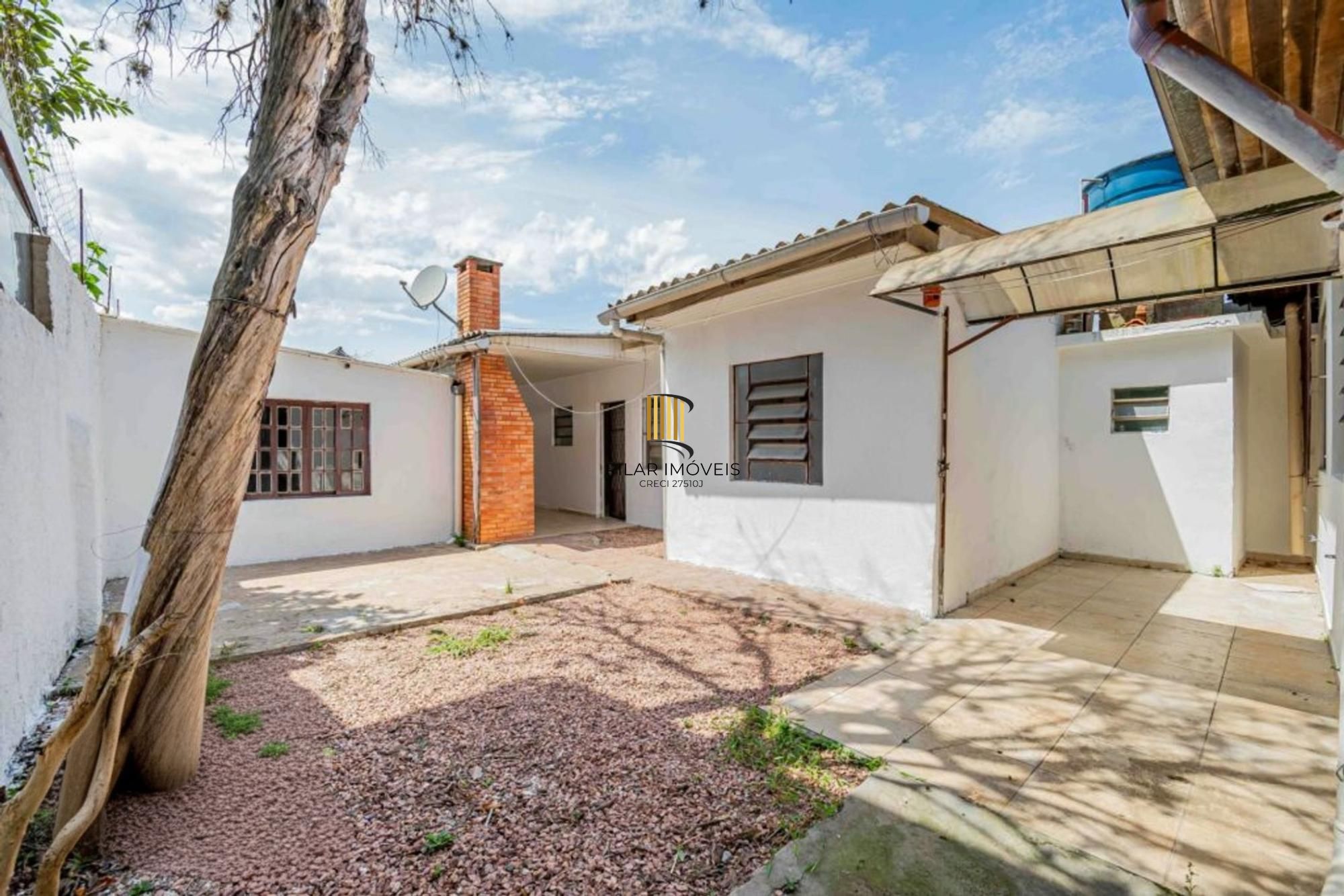 Casa de 2 dormitórios, churrasqueira, pátio, 4 vagas no bairro Ipanema