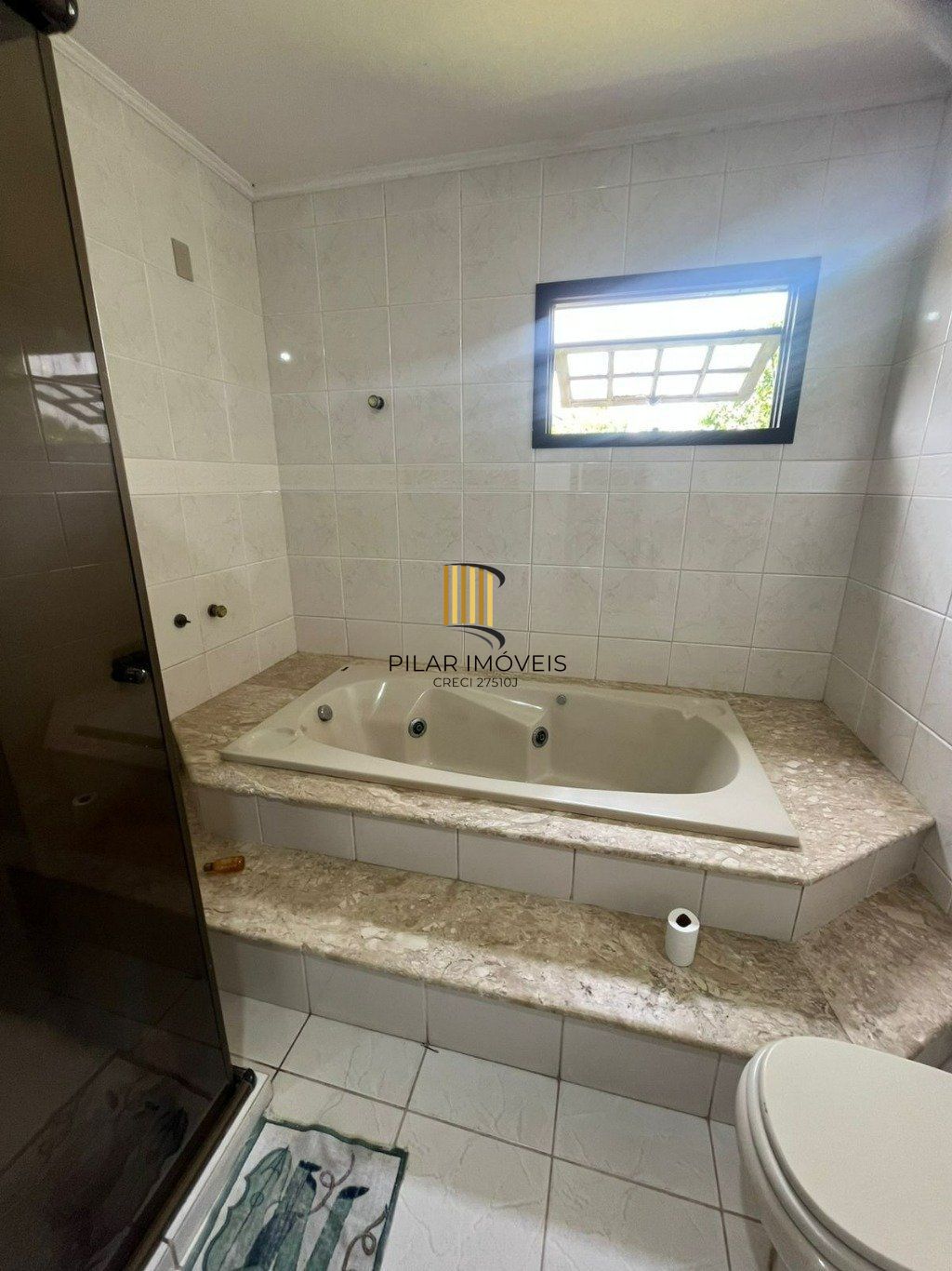 Casa de 3 dormitórios e 4 vagas de garagem em Cachoeirinha.