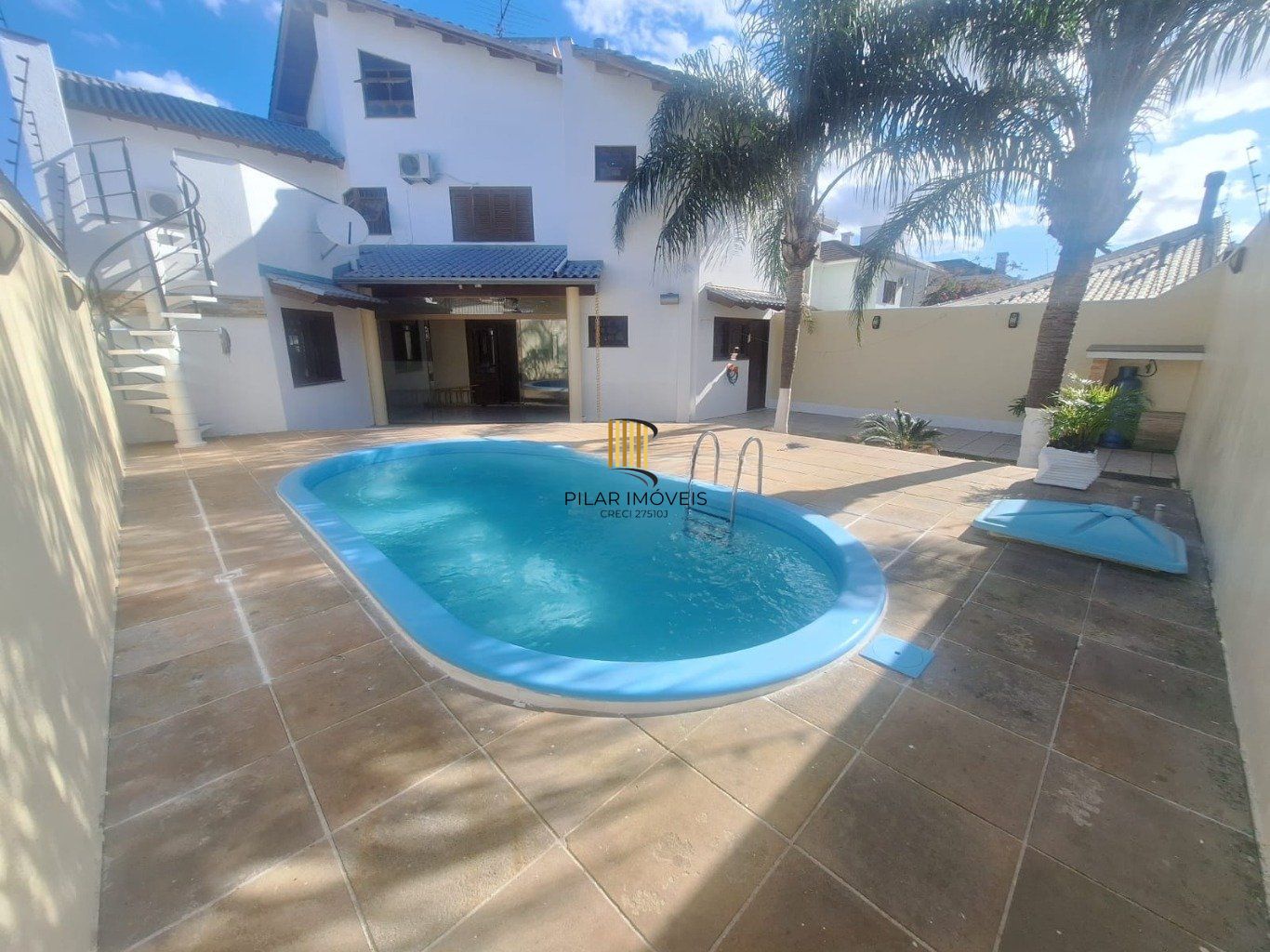 Casa 5 dormitórios, 1 suíte,  piscina e 2 vaga de garagem em Canoas.