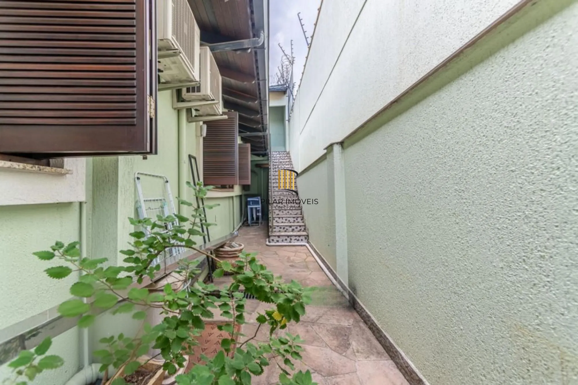 Casa com 4 quartos,1 Suite, 2 vagas e 450m² à venda em Sarandi.