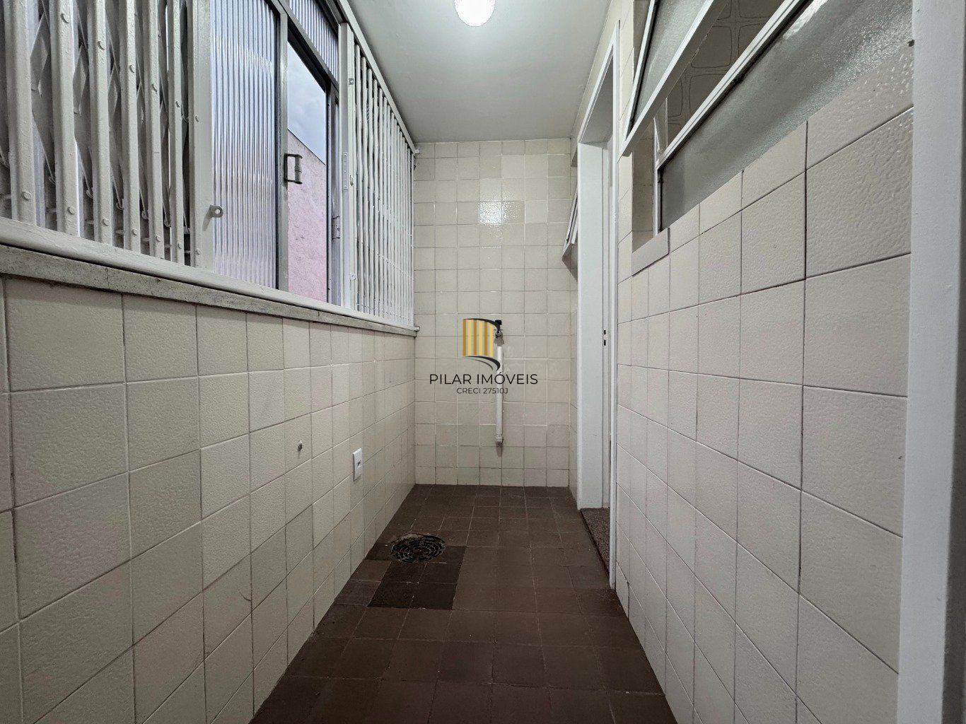 Apartamento com 2 dormitórios, dependência e 1 vaga no Bairro Menino Deus