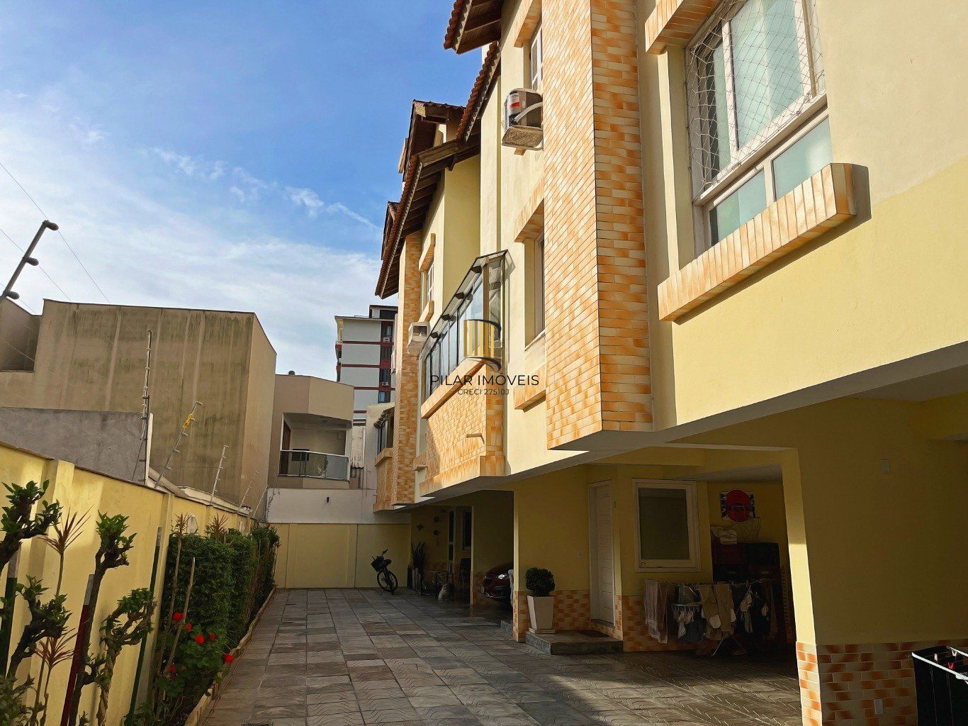 Casa com 3 quartos e 2 vagas em condomínio fechado no bairro Tristeza