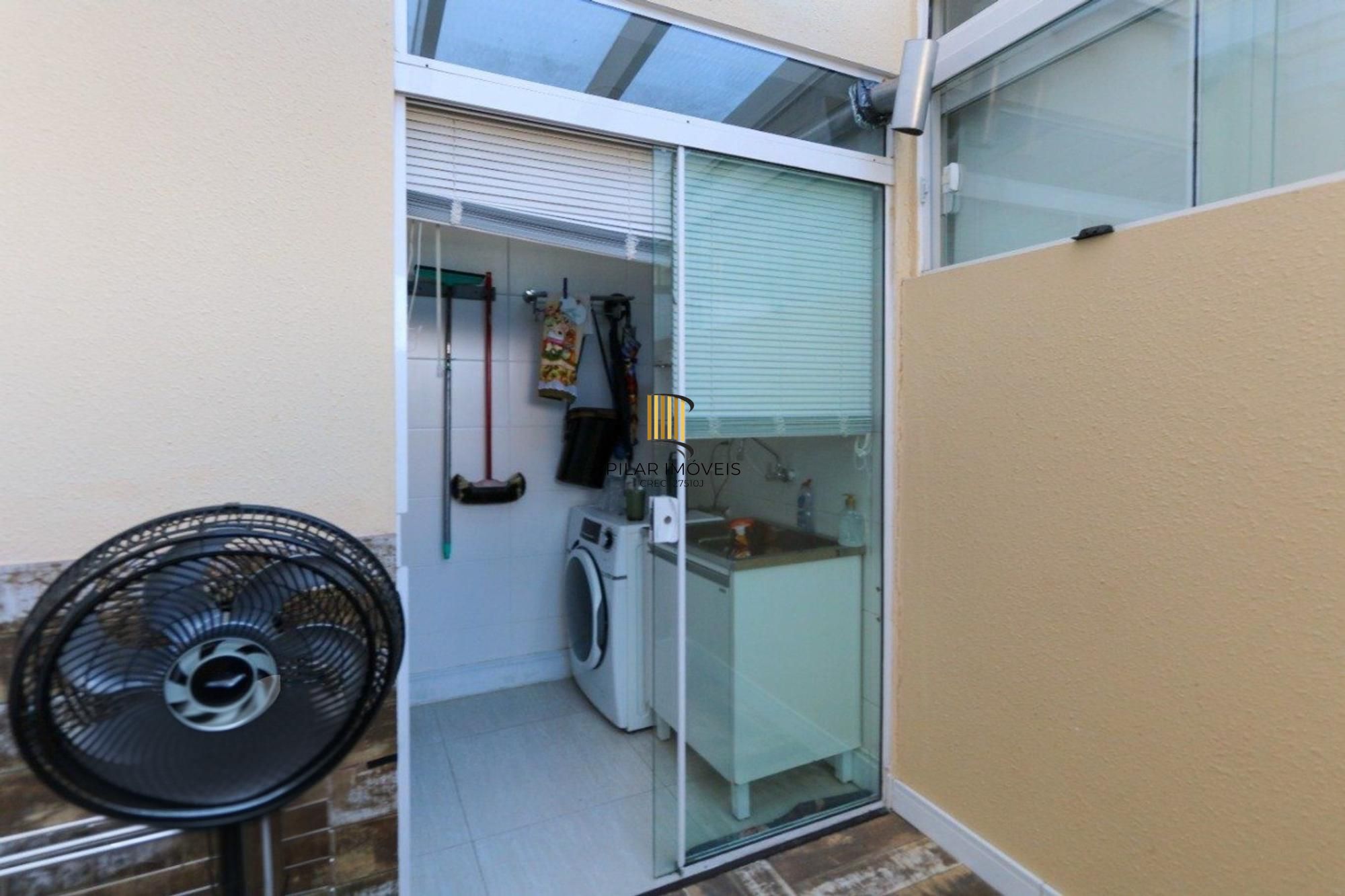 Casa em condomínio com 2 quartos e 2 vagas no bairro Marechal Rondon em Canoas.