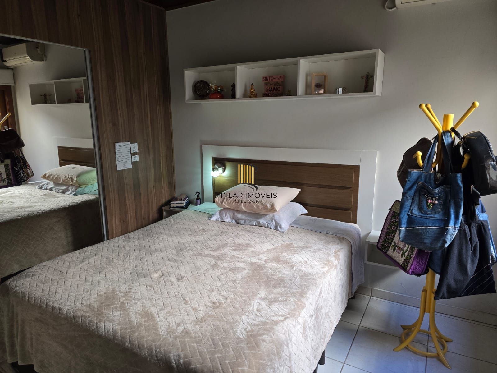 Casa térrea,3 dormitórios e 4 vagas cobertos no Sarandi.