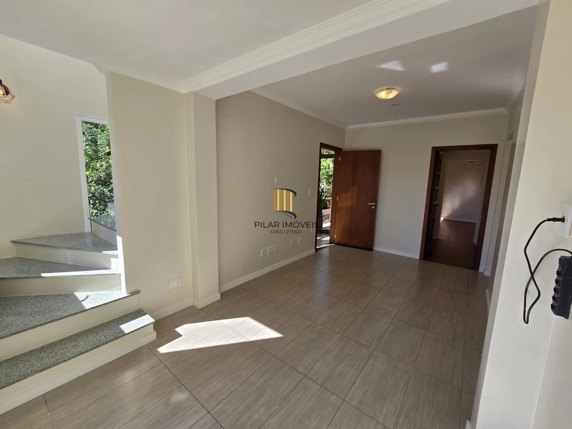 Casa 3 dormitórios, 1 suíte, 4 vagas 210 m² privativos no Belém Novo.