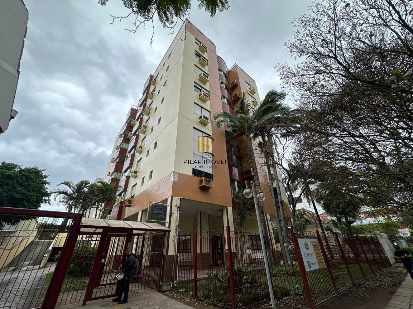 Apartamento com 3 quartos, vaga e elevador no Bairro Menino Deus