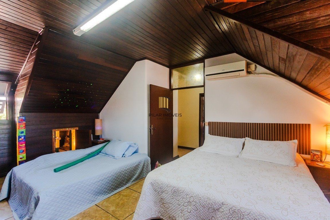 Casa de 4 dormitórios, sendo 1 suíte e 4 vagas de garagem em Canoas.