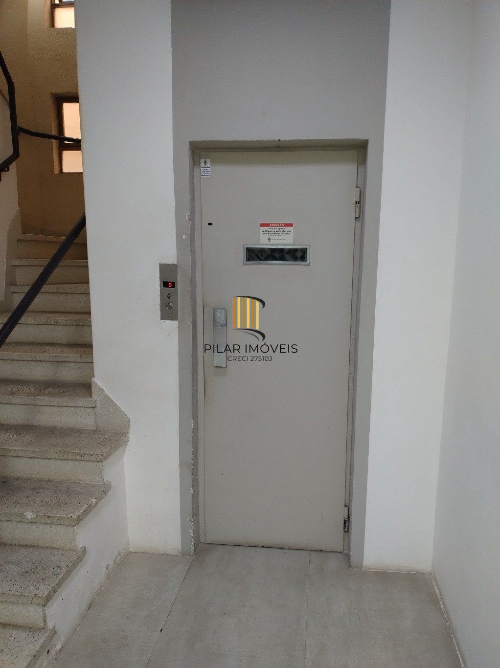 Apartamento semi mobiliado de 3 quartos, suíte, elevador e 1 vaga no Bom Fim