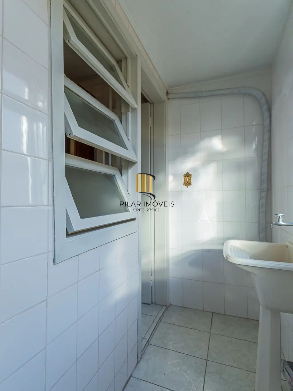 Apartamento com 3 dormitórios e 1 vaga de garagem no bairro Azenha.
