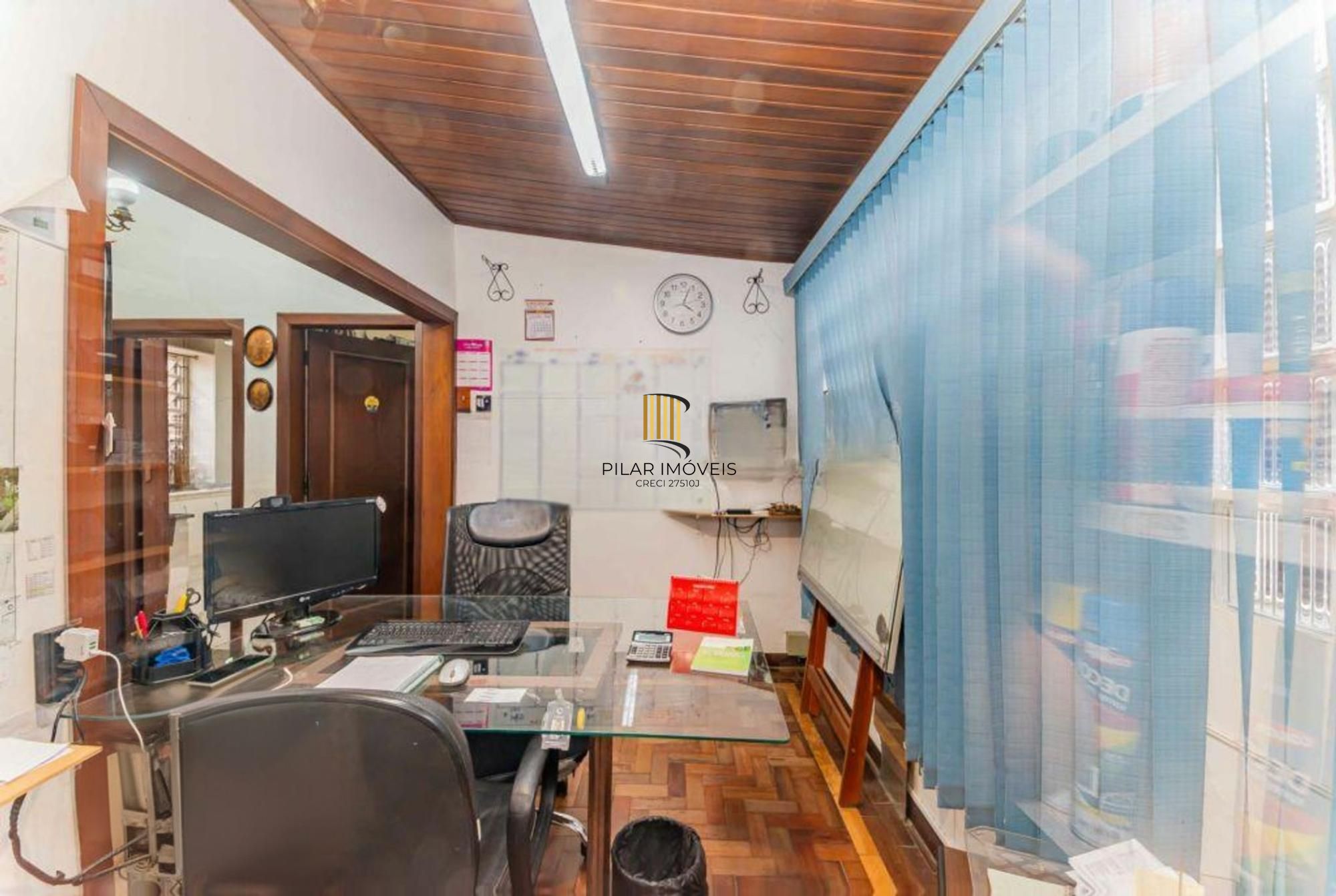 Casa de 3 quartos, churrasqueira, terraço, 2 vagas no bairro Glória.