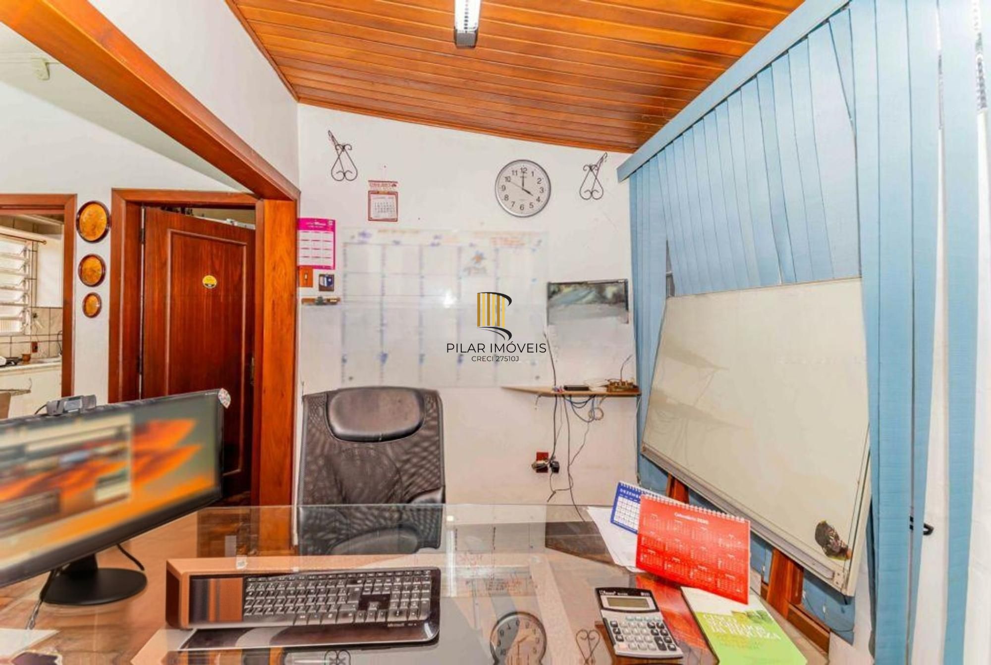 Casa de 3 quartos, churrasqueira, terraço, 2 vagas no bairro Glória.