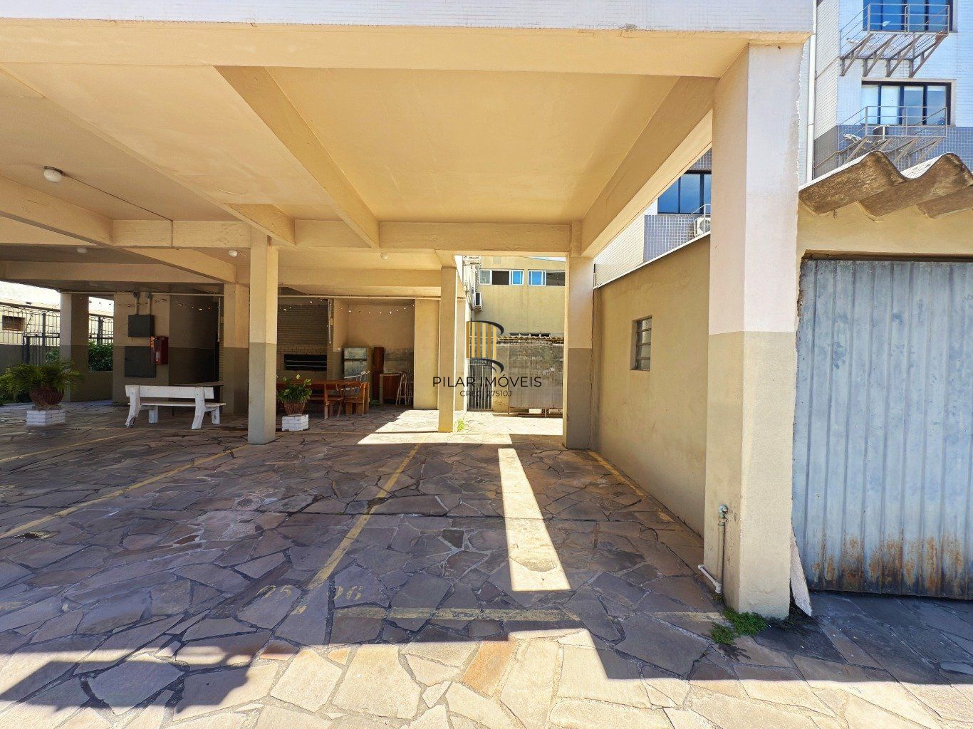 Cobertura com 2 quartos, vaga, elevador e churrasqueira  no bairro Cristal.