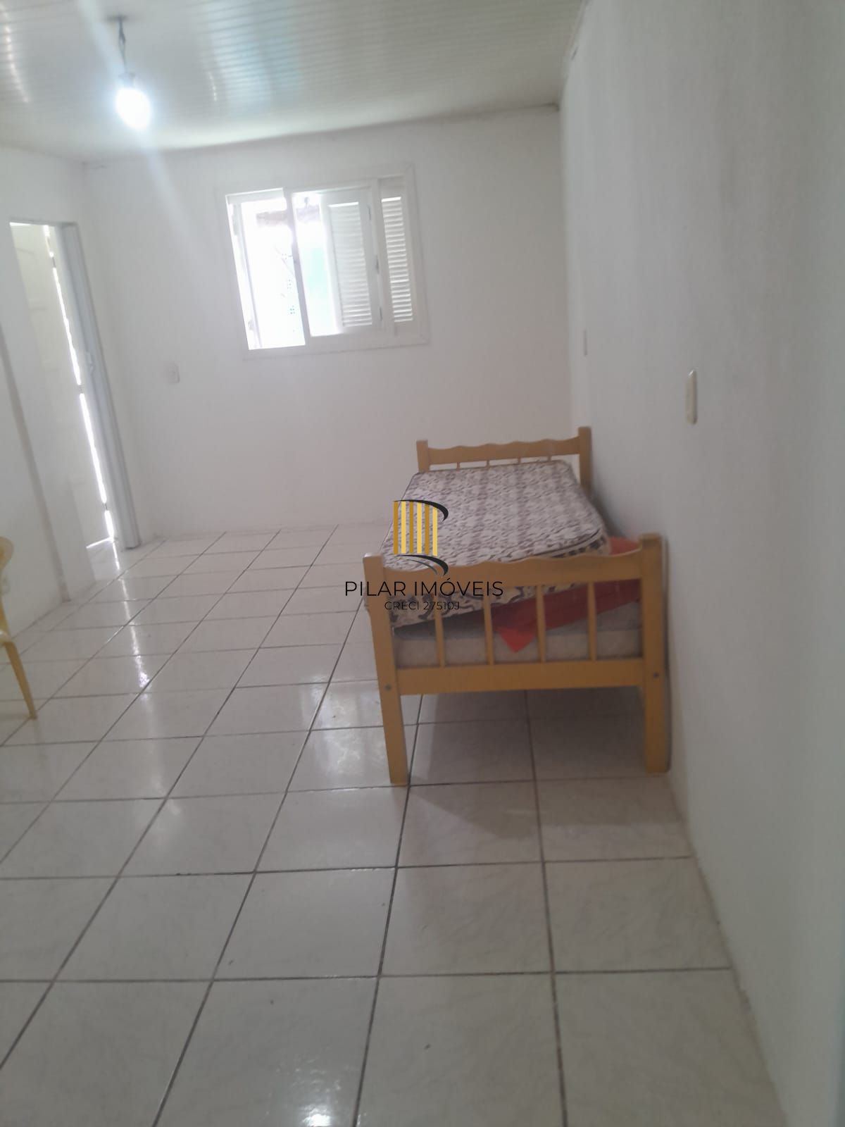 Casa com Pátio, 2 Quartos, vaga de garagem no Bairro Passos Das Pedras.