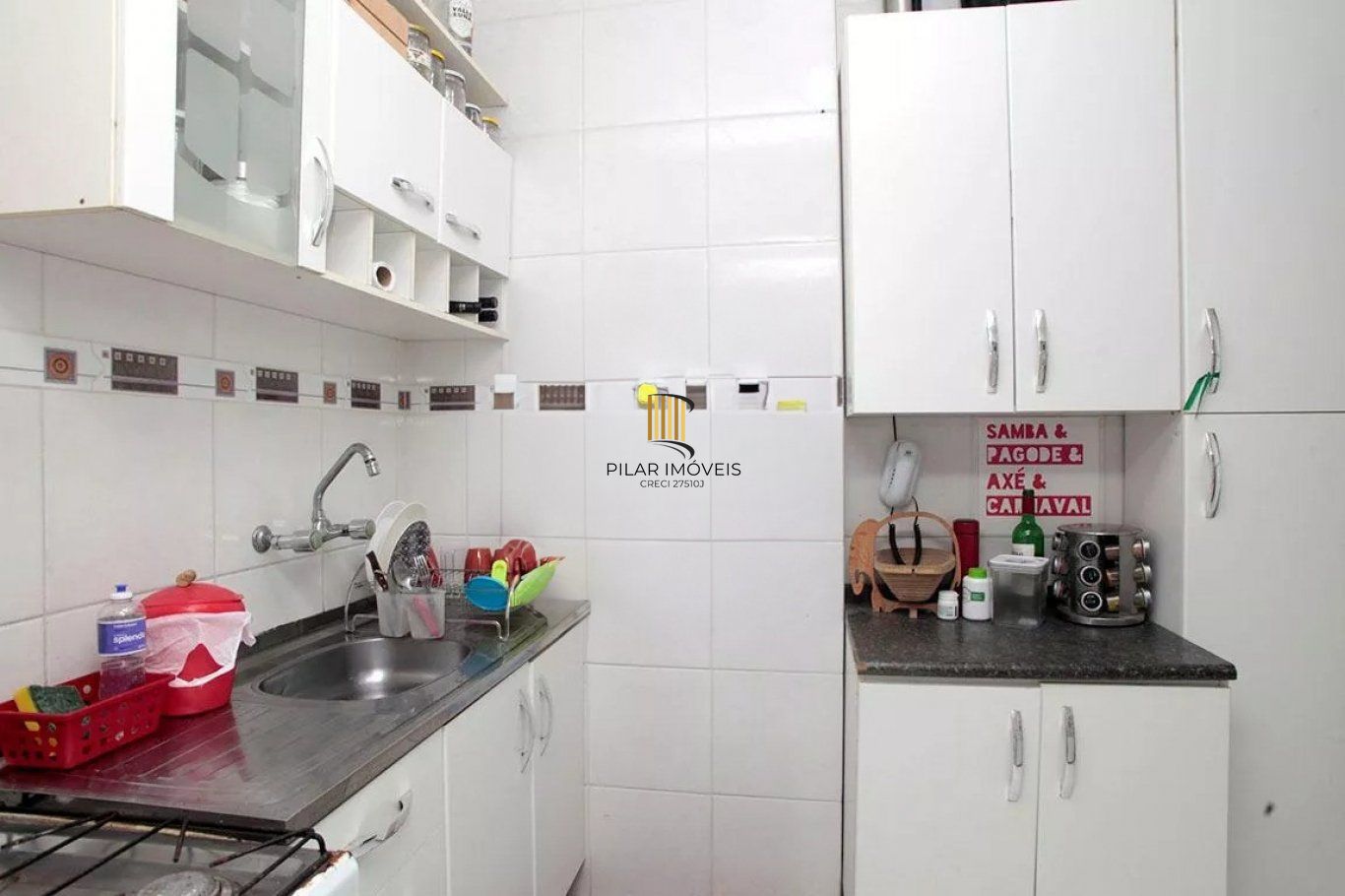 Apartamento semi mobiliado com 2 dormitórios na Sofia Veloso.